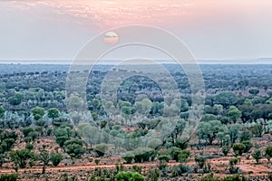 Luftaufnahme vom Sonnenaufgang im  Outback bei Alice Springs im Northern Territory Australien