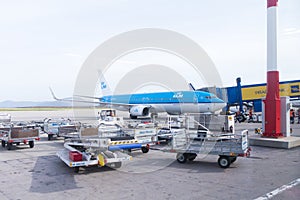 Luggage transportation and loading to airplane vehicles