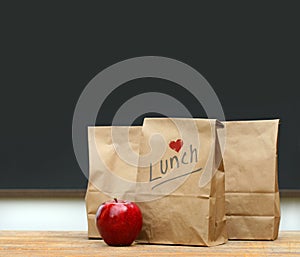 Almuerzo bolsas manzana sobre el escritorio 