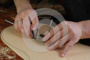 Luthier makes installation rosette classical guitar