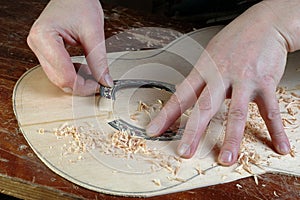 Luthier makes installation rosette classical guitar