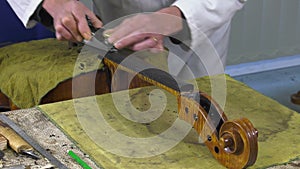 A luthier replaces the touch of a cello