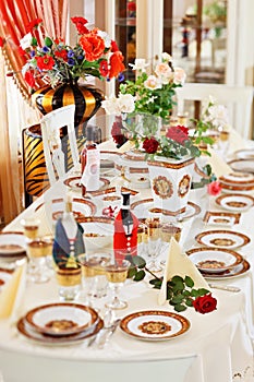 Luxuriant table appointments with red porcelain