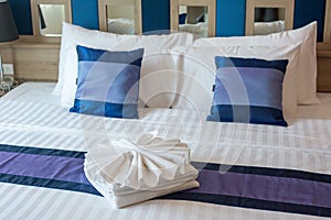 Lujoso dormitorio toallas diseno sobre el una cama 