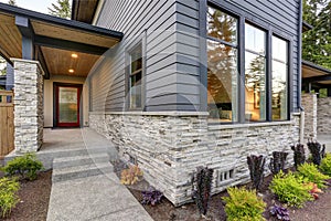 Luxurious home design with modern curb appeal in Bellevue.