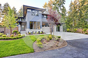 Luxurious home design with modern curb appeal in Bellevue. photo
