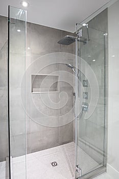 Luxurious master bathroom En suite - renovation. walk-in shower with custom niche.