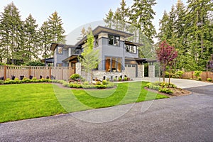 Luxurious home design with modern curb appeal in Bellevue. photo