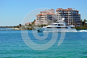 Luxurious Yacht Cruising by Luxury Island Condos