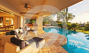 Luxus bazén na západ slunce 