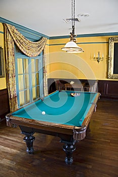 Luxury pool table