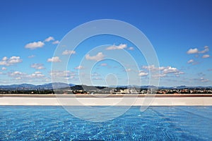 Lujo nadar piscina sobre el techo. cielo azul nubes a montana sobre el. panorámico. verano viajar a 