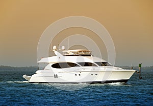 Luxury yacht returning img
