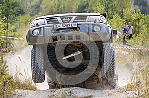 Off-road vehicle brand Nissan overcomes the track