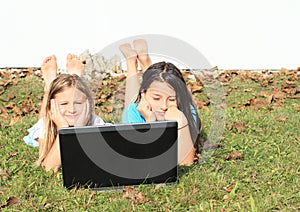 Acostada las chicas seguimiento computadora portátil 