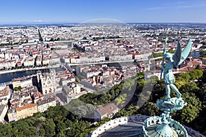 Lyon, Francia, visto desde la parte superior de la catedral de Notre Dame de Fourvière, con la estatua de San Jorge.