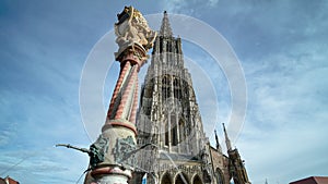 LÃ¶wenbrunnen Water fountain and Ulm minster in background time lapse