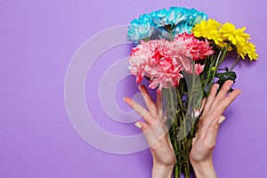 Madre. detallado flores sobre el púrpura. madres día festivo. flor a plantilla 