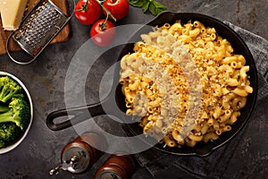 Mac and cheese in a cast iron pan