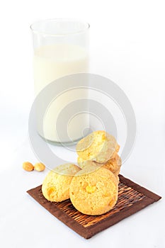 Macadamia and white chocolate cookies and a glass of milk