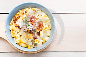 macaroni with cheese and bacon
