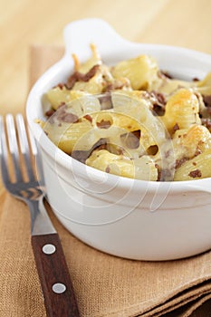 Macaroni and cheese with ground beef