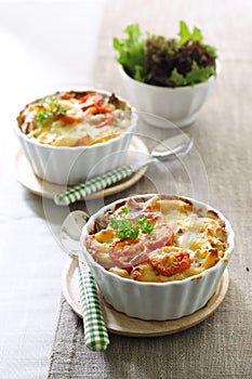 Macaroni and cheese with tomato