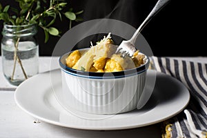 Macaroni and cheese type baked cauliflower gratin