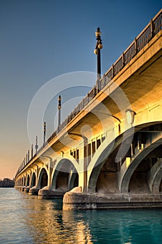 Puente (belleza una isla) sobre el atardecer en 