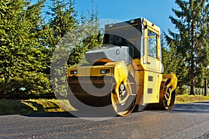 Machine for compacting asphalt