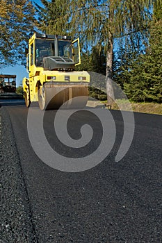 Machine for compacting asphalt