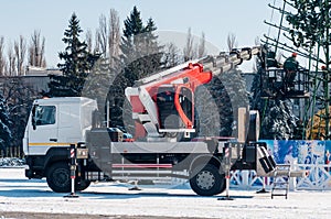 Machine with cradle for installers for work at height