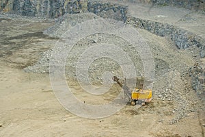 Machine for cutting granite in a granites quarry