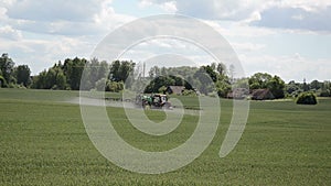 Machine fertilize field