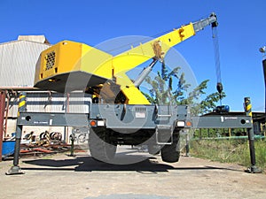 Machine for lifting loads, crane.