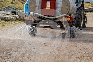 Machine for moistening dust on road