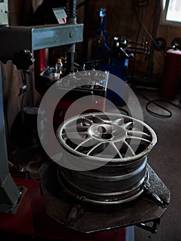 Machine for removing rubber from the wheel disc How to remove the tire from the car Alloy Wheels.