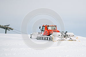 Machine for skiing slope preparations