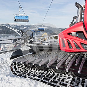 Machine for skiing slope preparations