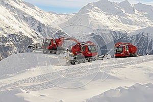 Machine for snow preparations