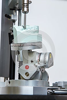 Machine for surgical dima dental prostheses