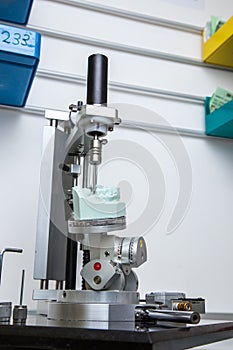 Machine for surgical dima dental prostheses