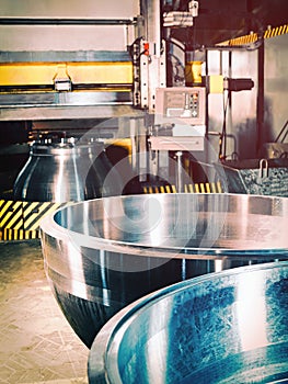 Machine tool for metal processing of stop valves