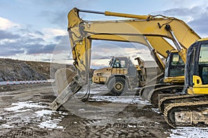 Machinery fleet for the construction of a highway, formed by trucks and excavators