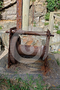 Machinery of an old manual crane already rusted and in disuse, used to hoist the boats t