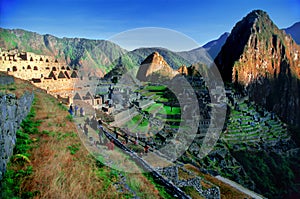Einen herrlichen Blick auf die Ruinen von Machu Picchu, Peru, einschließlich der umliegenden Berge.