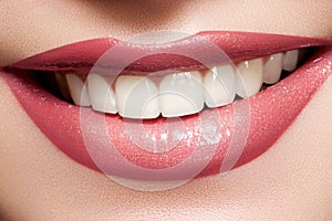 Makro šťastný žena úsmev biele zuby 