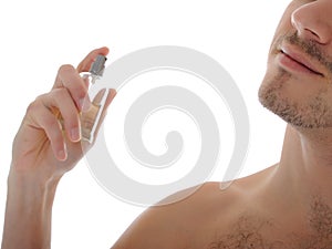 Giovane maschio profumo sul suo pelle 