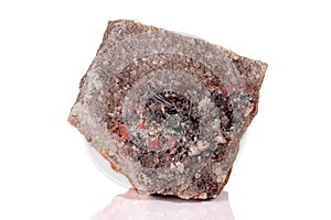 Makro kámen rumělka s minerálním stibnitem na bílém pozadí