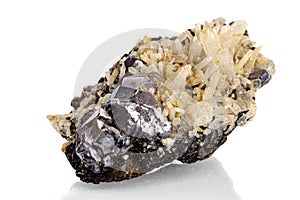 Makro kameň minerálny kremeň s galenitom na bielom pozadí